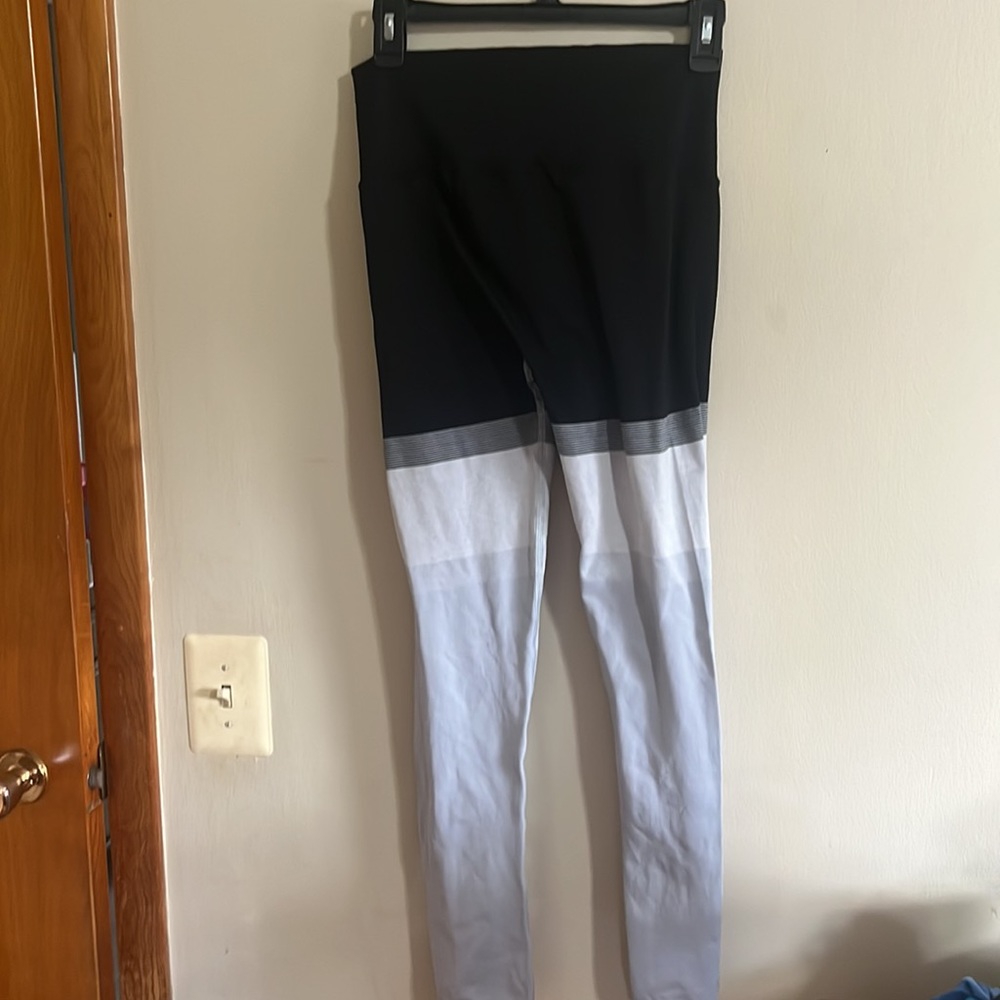 Athleta medium Black Gray Stripe Intarsia Seamless Leggings Women workout pants - Picture 3 of 3